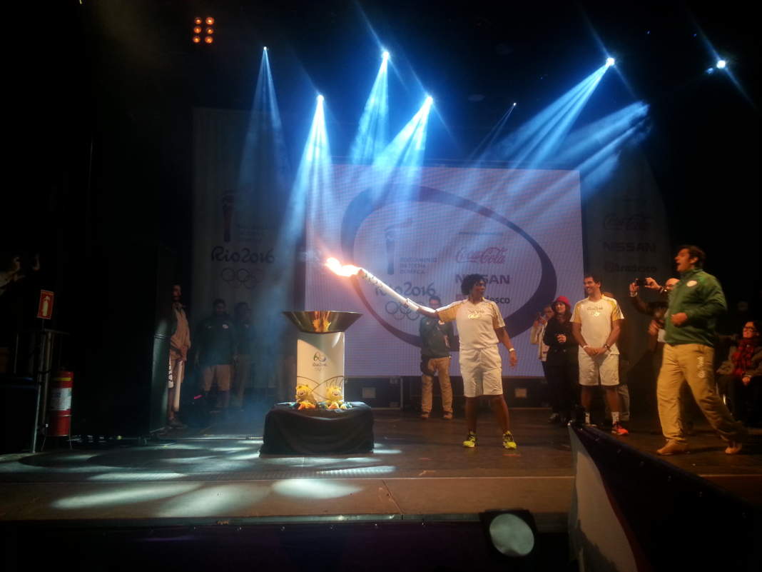 Passagem da tocha olímpica por Campinas é marcada por festa e homenagens