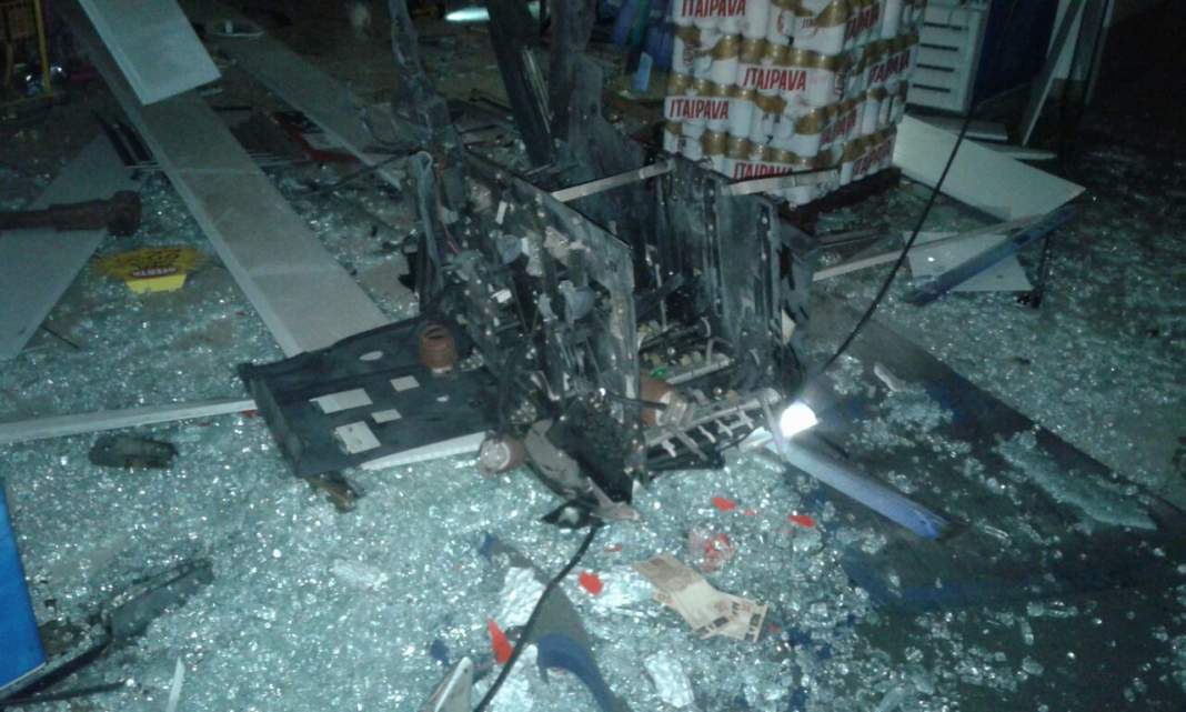 Bandidos explodem caixas eletrônicos e dois são baleados em posto de Valinhos