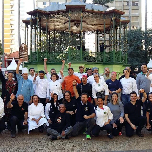 Evento gastronômico reúne mais de 20 mil pessoas na Praça Carlos Gomes