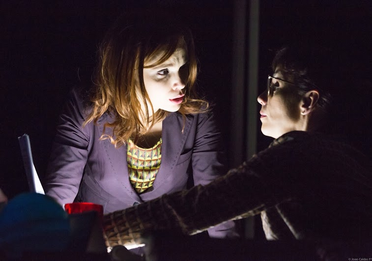 Débora Falabella  encara os limites do assédio moral no palco do Sesi Campinas