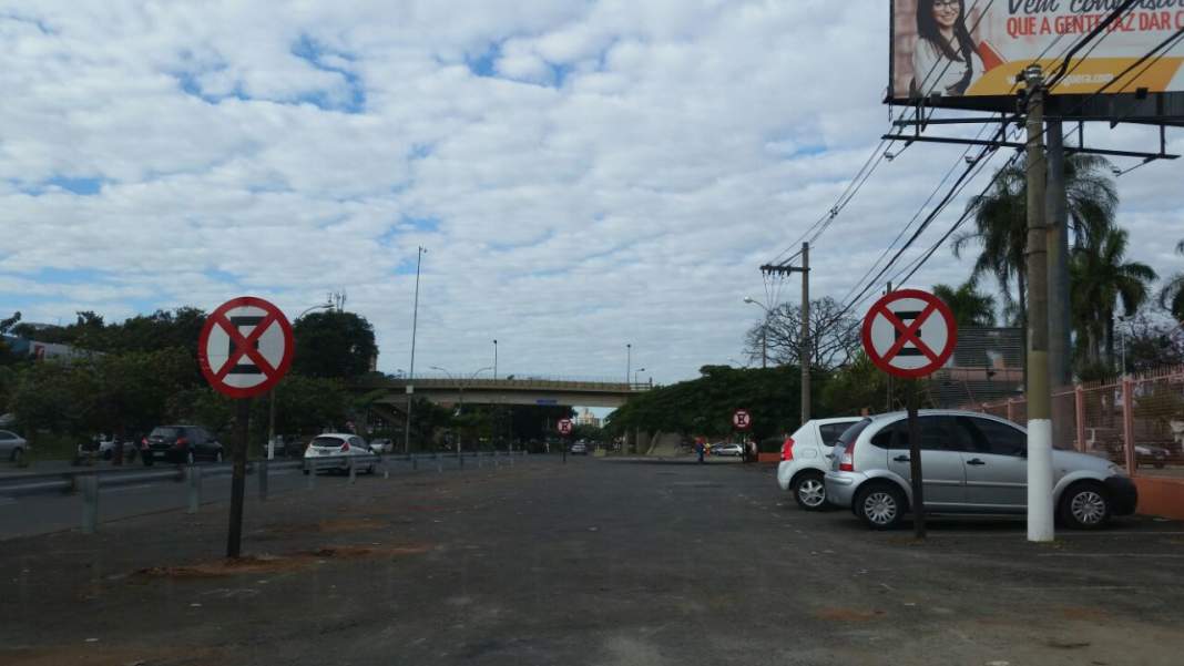 DER cerca área usada como estacionamento de faculdade
