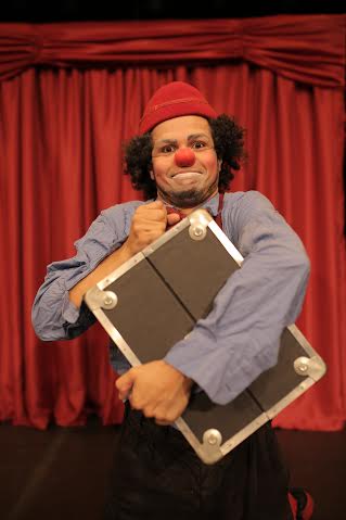 Ator Tiago Marques interpreta o palhaço Ritalino em espetáculo inédito no Sesc