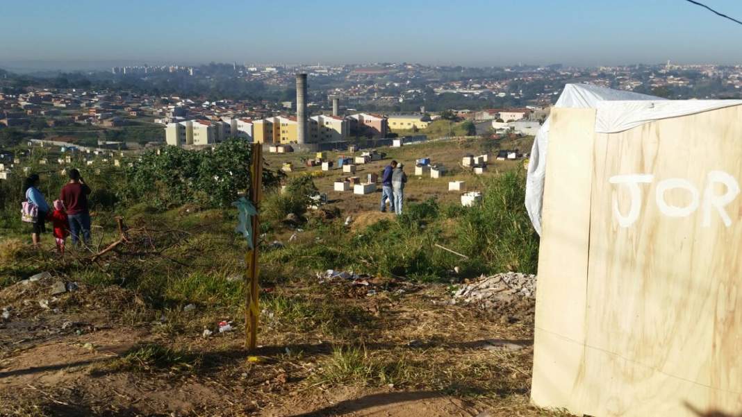Famílias voltam a terreno e ampliam ocupação em Campinas