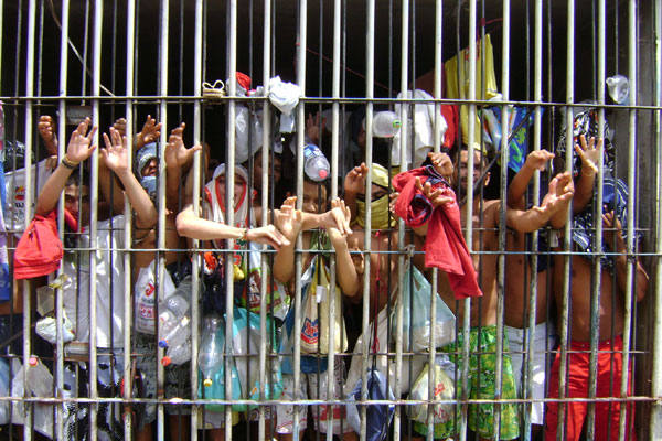 Detentos rebelados mantém reféns na Penitenciária-2 de Hortolândia