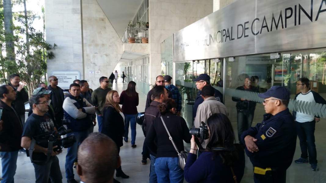 Passeata da GM termina em discussão no Paço Municipal