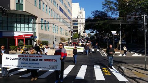 Guardas Municipais fazem passeata pelo centro de Campinas