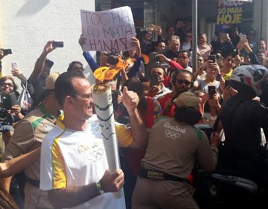 Tocha Olímpica passa por Limeira com protestos pontuais pedindo melhorias na saúde