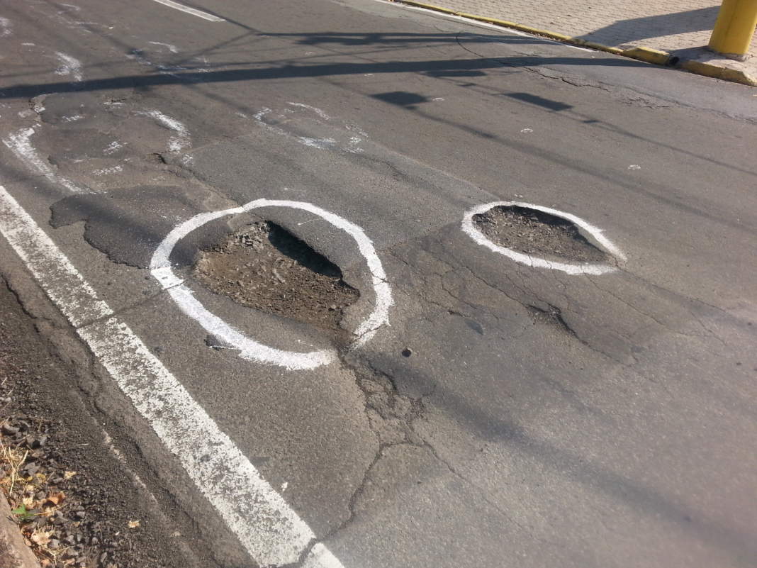 Buracos e asfalto irregular são alvos de reclamação de motoristas em avenida do Jardim Proença