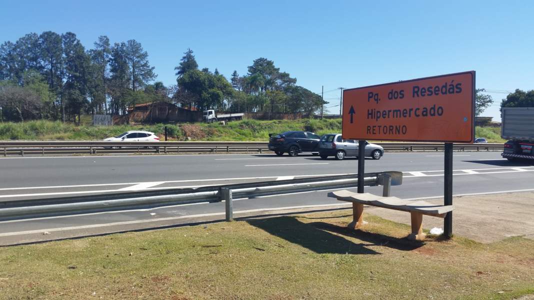 Passageiros enfrentam o perigo em ponto de ônibus na Campinas-Mogi