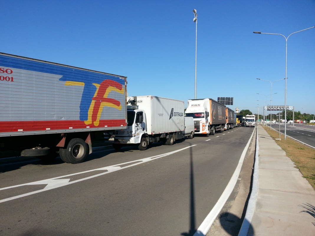 Operação Padrão em Viracopos gera fila de caminhões para acessar o Terminal de Cargas