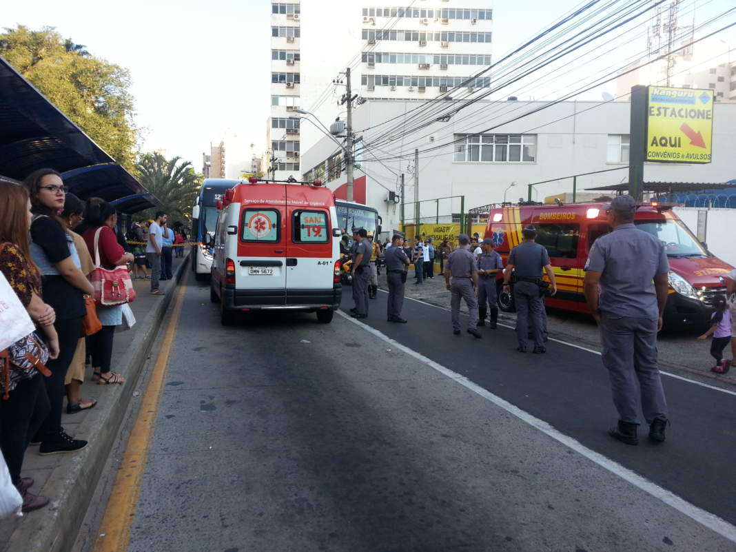 Mulher cai em pista exclusiva de ônibus e é atropelada por veículo articulado em Campinas