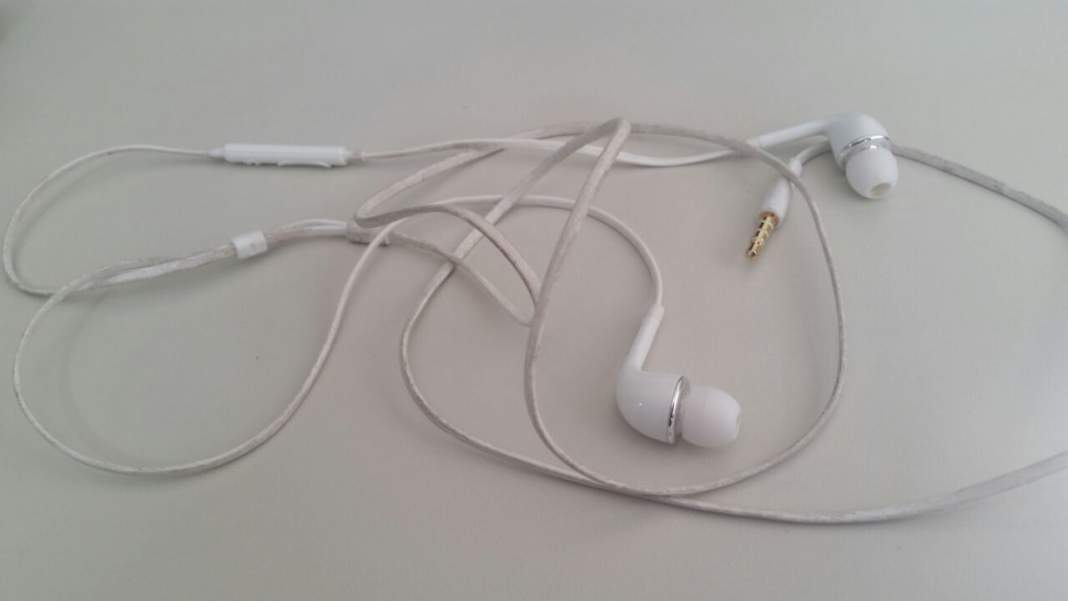 Uso de fone de ouvido em home office exige atenção