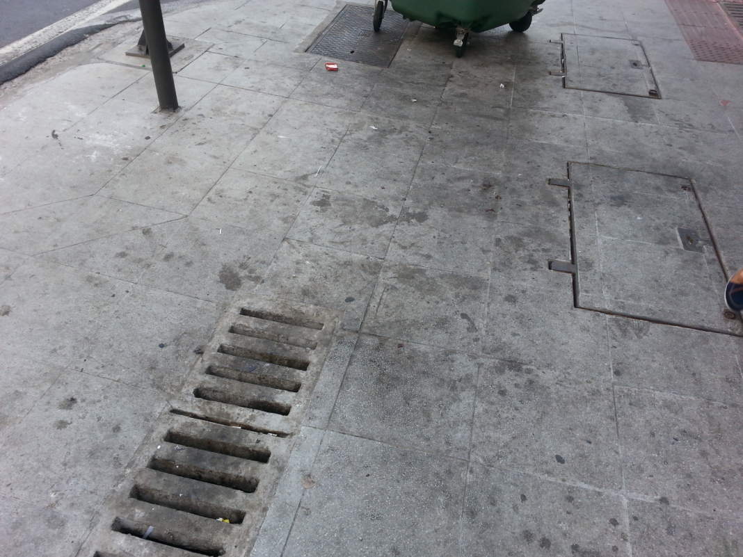 Sujeira nas calçadas da Glicério é alvo de reclamação