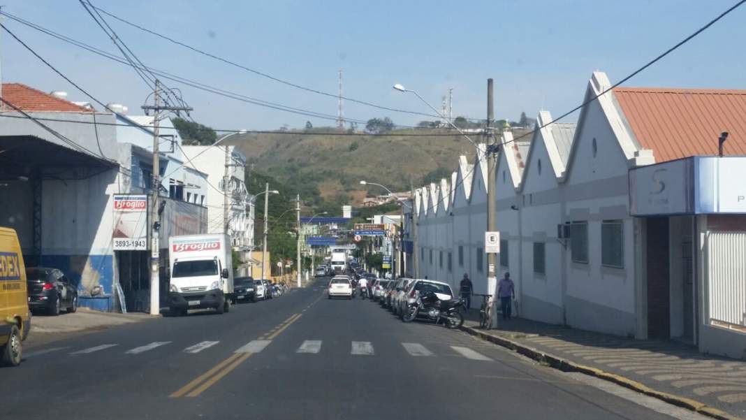 Pedreira amplia quarentena, mas reabre comércio