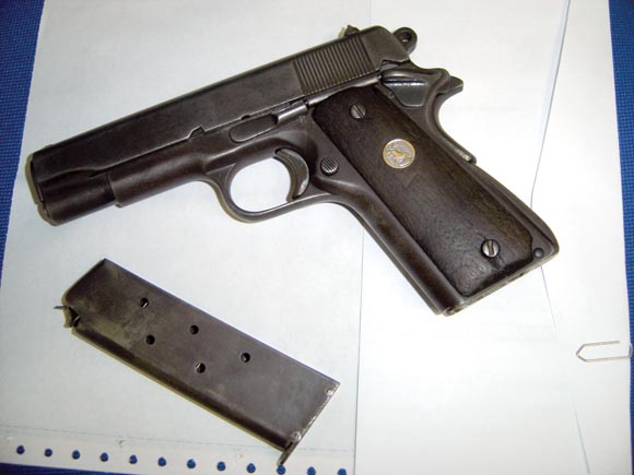 Policia prende suspeito com  arma de uso restrito das Forças Armadas