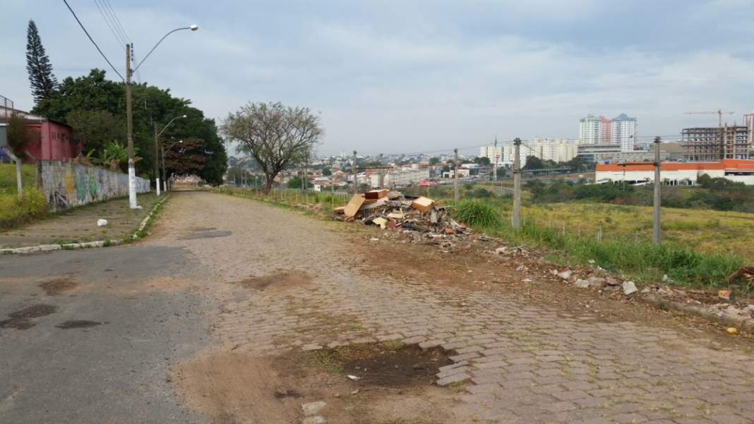 Rua da Vila IAPI acumula problemas em Campinas