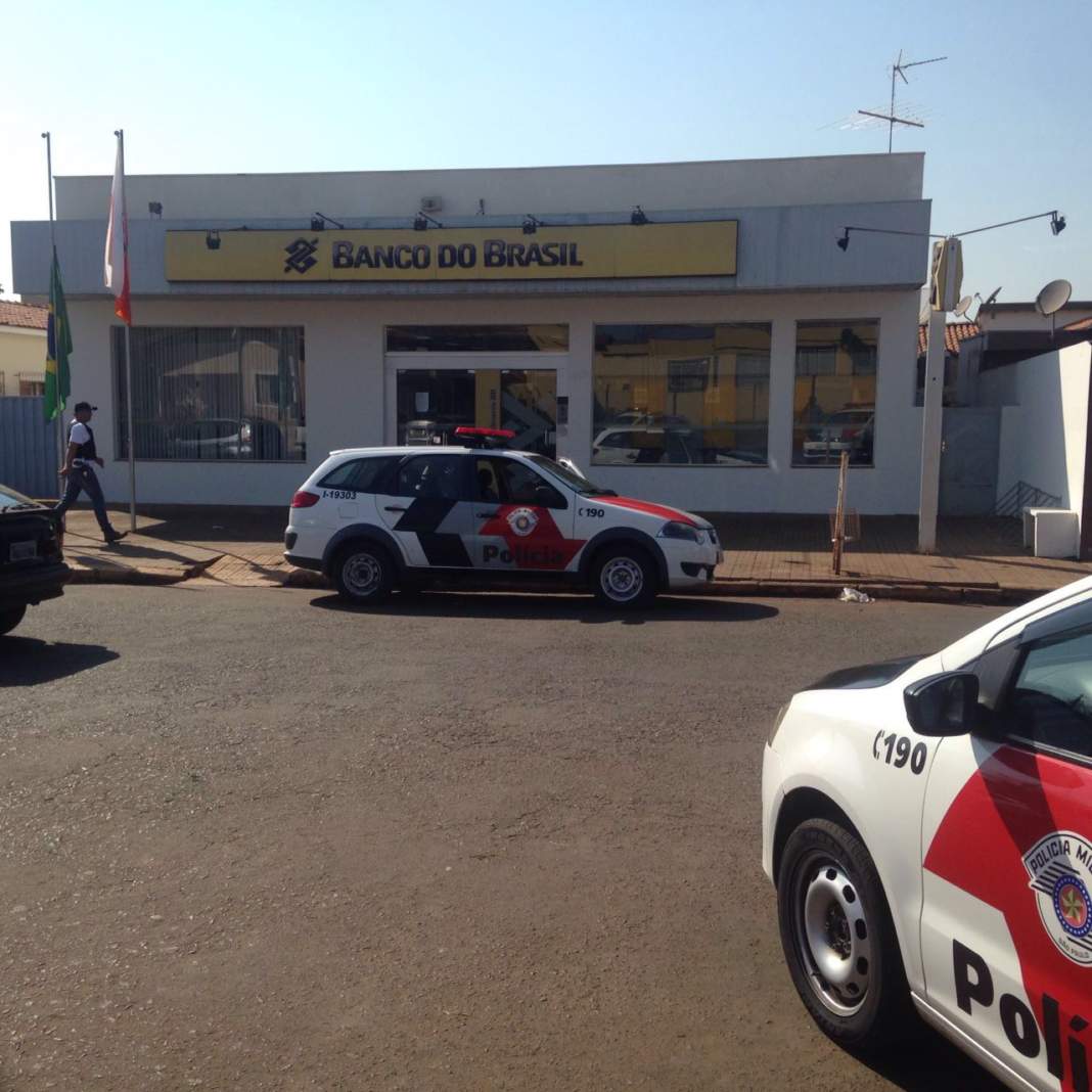Bandidos fortemente armados roubam banco no centro de Engenheiro Coelho