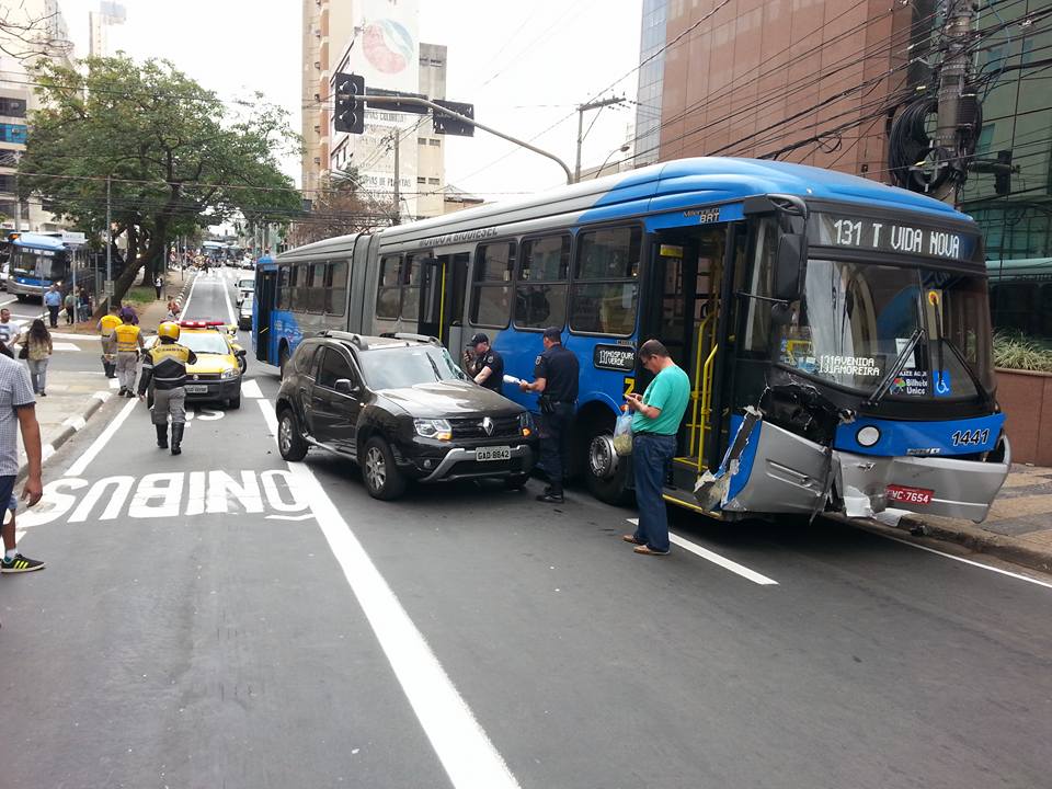 Acidente no centro bloqueia avenida em Campinas