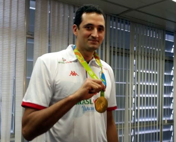 Atleta Maurício Souza comenta emoção de ser campeão olímpico no Brasil
