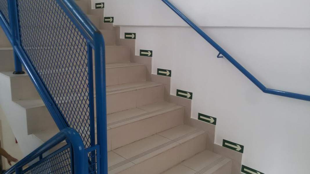 Elevador continua quebrado mesmo após queda de idosa em escada de CS em Campinas