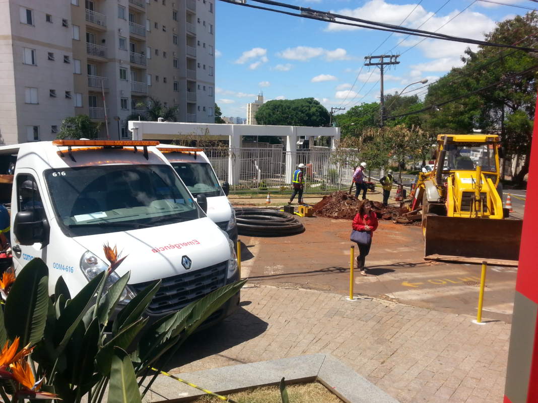 Obra da Sanasa rompe duto e gás vaza por mais de uma hora no bairro Vila Nova
