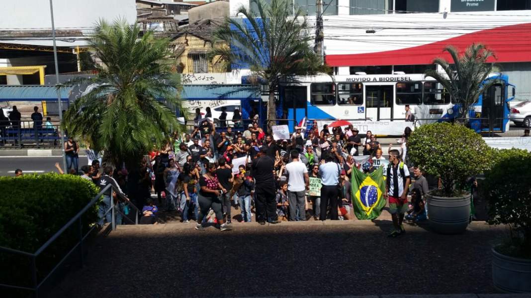 Famílias de área ocupada protestam na região central