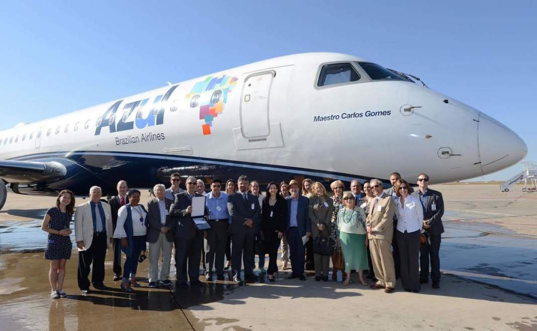 Azul batiza Embraer 195 em homenagem a Carlos Gomes