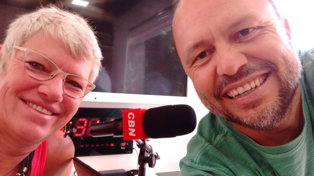 Diretora da fanfarra de Holambra, Catharine Sitta, falando os tradicionais holandeses