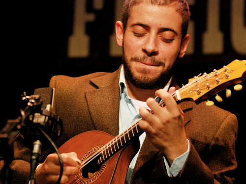 Danilo Brito lança seu primeiro trabalho autoral no Sesi Amoreiras