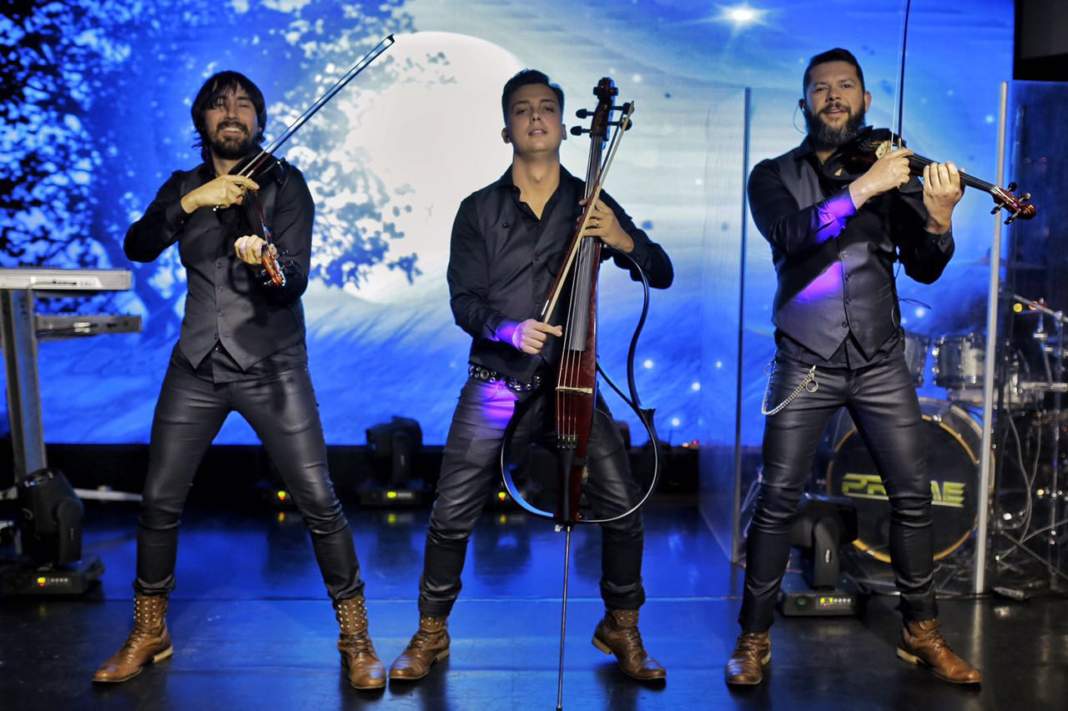 Trio Titanium faz show em prool do Centro Boldrini