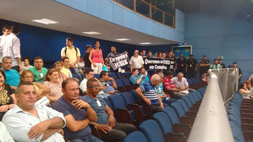 Motoristas do aplicativo Uber cobram a regulamentação da categoria na Câmara de Campinas