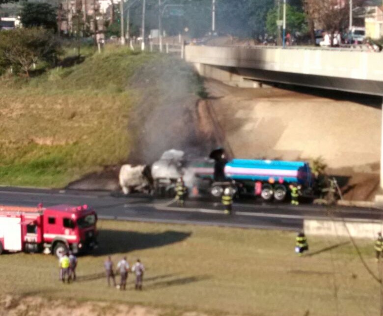 Acidente entre dois caminhões na Bandeirantes trava a rodovia em Campinas