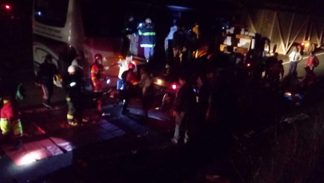 Sobe para cinco o número de mortos no acidente que envolveu uma carreta e um ônibus de turismo em Mogi Guaçu.