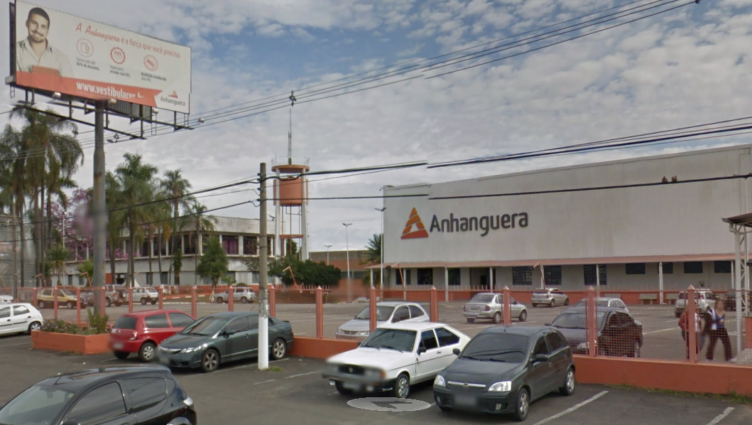 Bandido armado faz arrastão em sala de universidade de Campinas durante aula