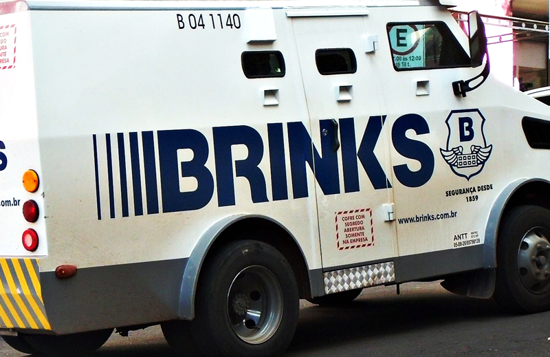 Assaltantes fazem familiares de funcionário de empresa de valores reféns e roubam malotes