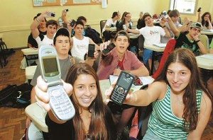 Professora da Faculdade de Educação da Unicamp, Angela Soligo, comenta plano da secretaria de educação para liberar uso de celulares em salas de aula