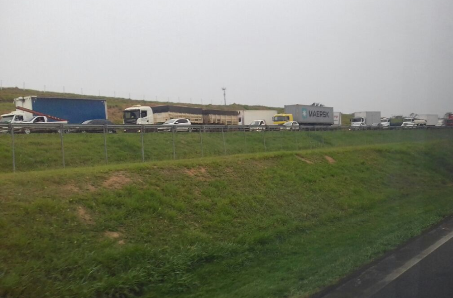 Motoristas enfrentam congestionamento na Rod. dos Bandeirantes em Campinas