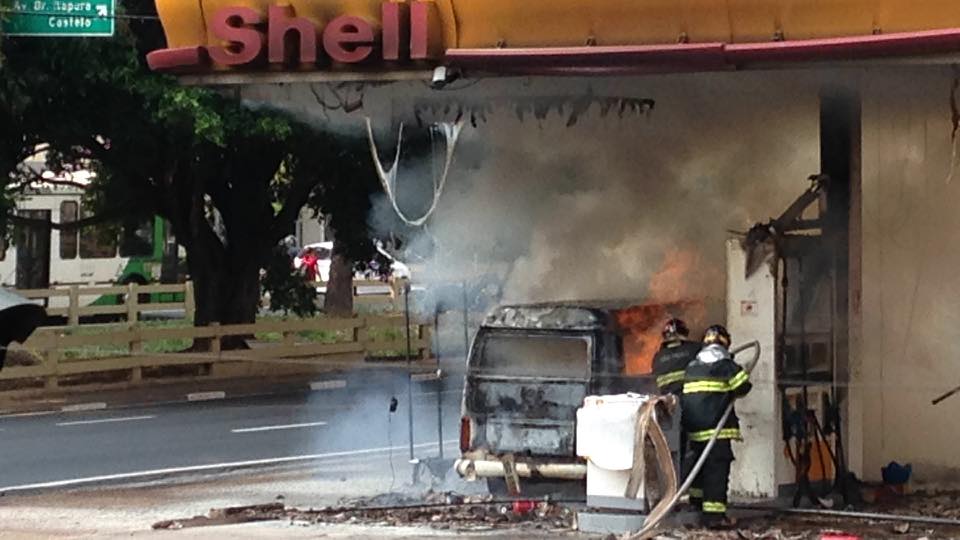Kombi do PSDB pega fogo dentro de posto de gasolina, em Campinas
