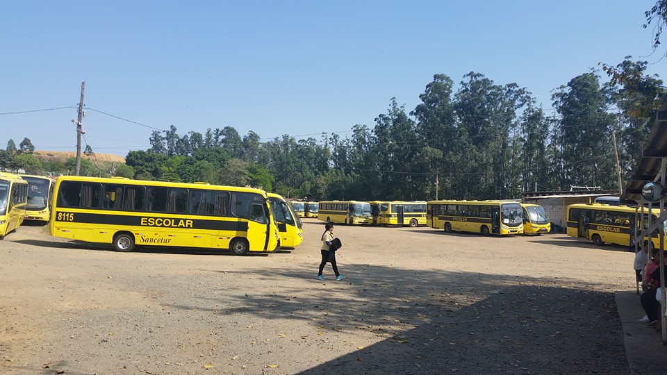 Motoristas de ônibus escolares paralisam atividades em Paulínia