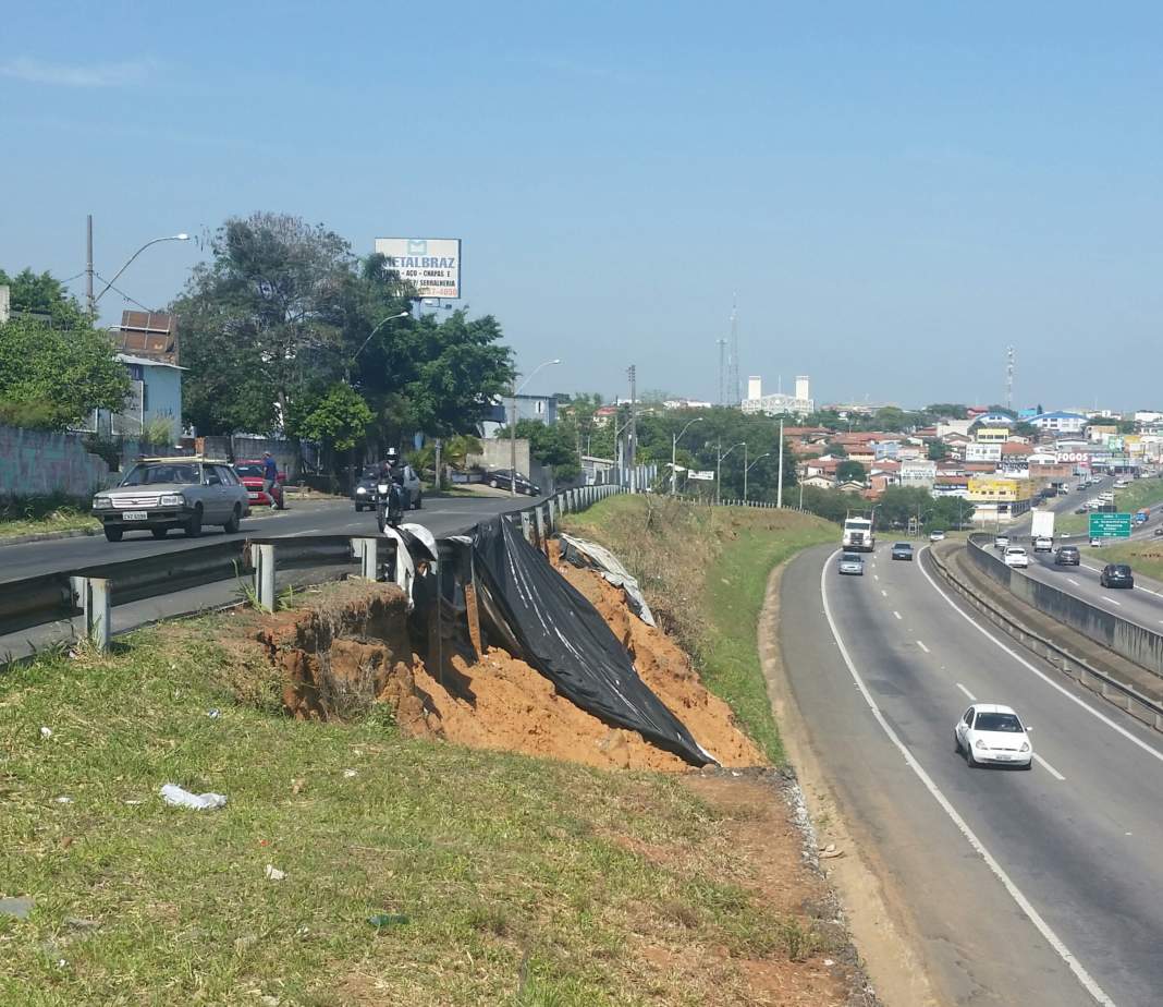 Jovem morre em acidente com carro capotado