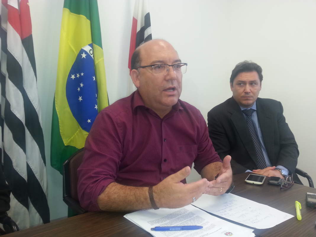 Prefeito de Vinhedo anuncia novas medidas econômicas e zera o número de comissionados