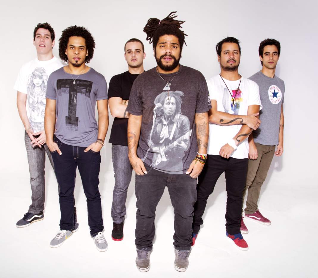 O vocalista da Banda Onze:20, Vitinho fala sobre show, em Campinas