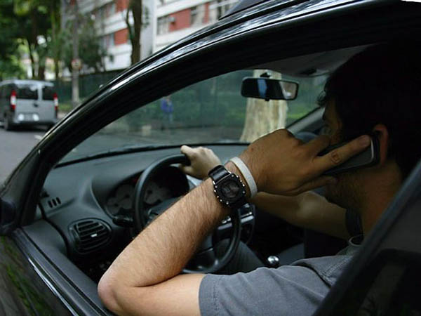 Celular e trânsito causando acidentes