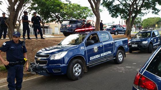 Dupla é presa e GM apreende arma, fogos de artifício e “porretes” em frente ao Brinco de Ouro