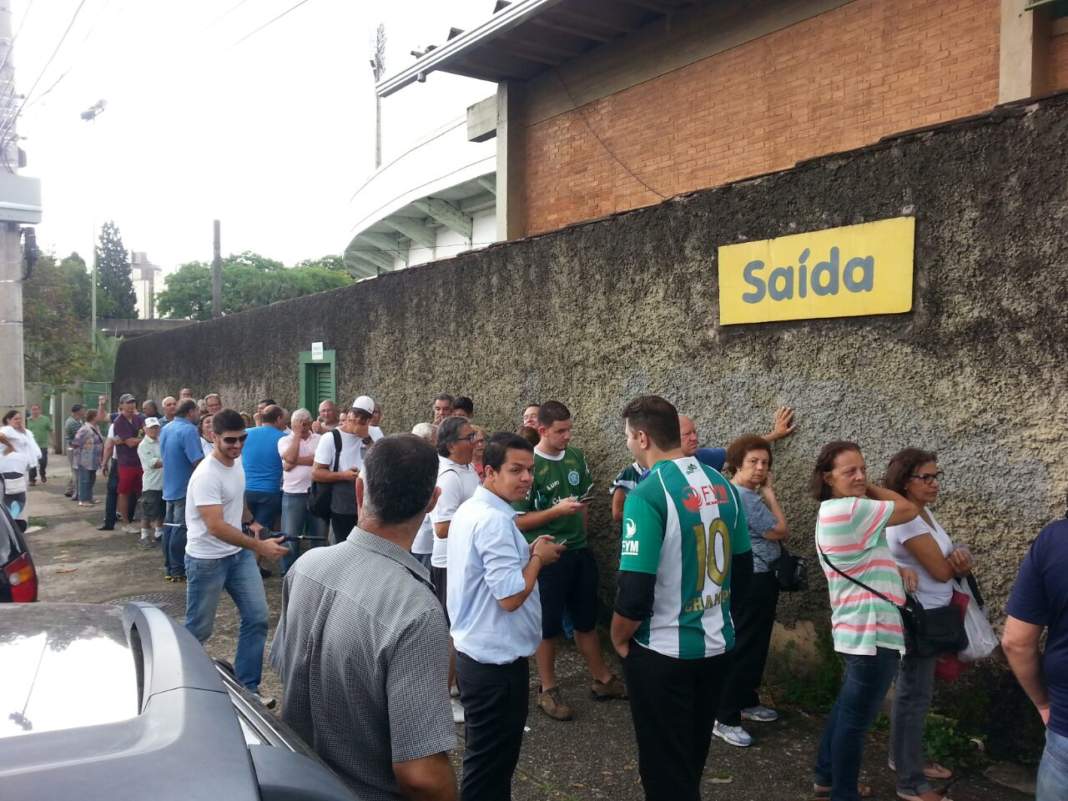 Bugrinos fazem fila por ingressos no Brinco de Ouro