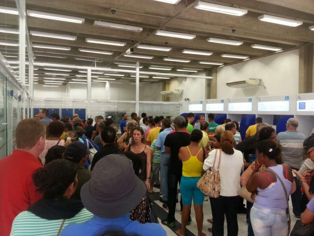 Após o fim da greve, agências bancárias registram grande movimento e longas filas