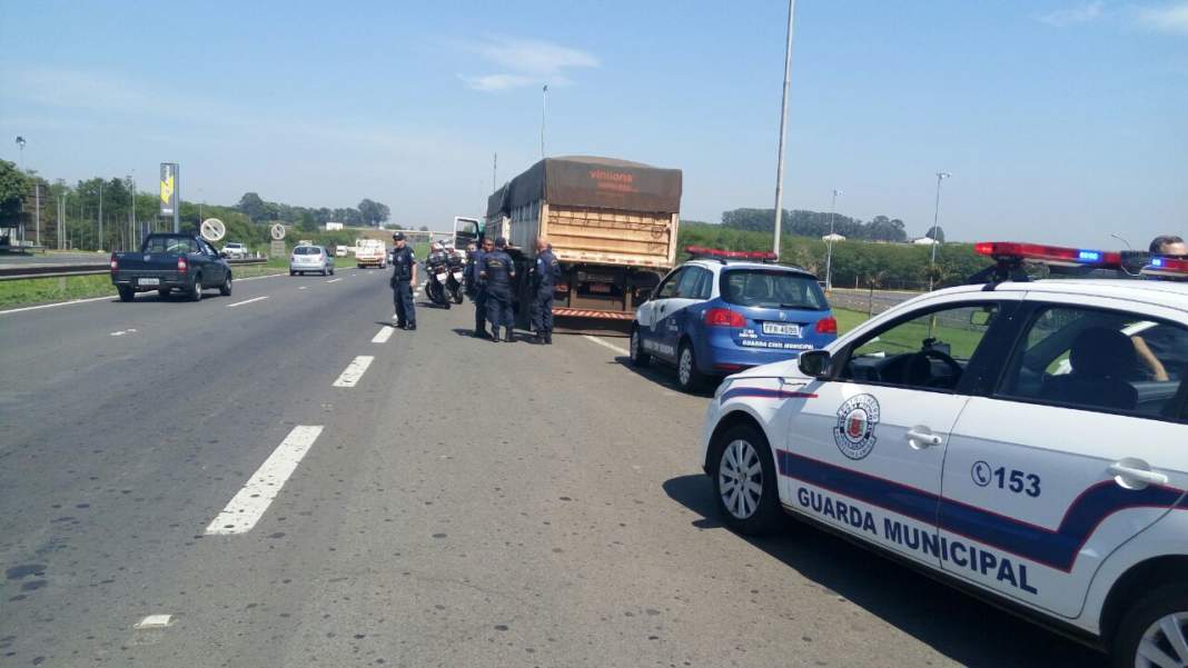 Motoristas tampam placas para trafegarem por local proibido em Nova Odessa