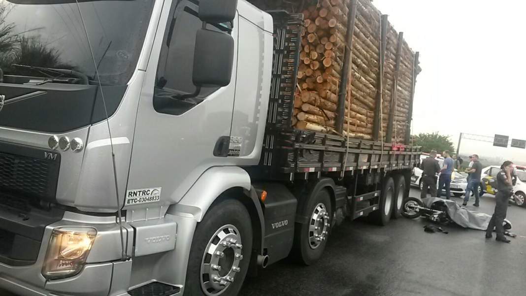 Acidente em pedágio da SP-340 deixa policial morto