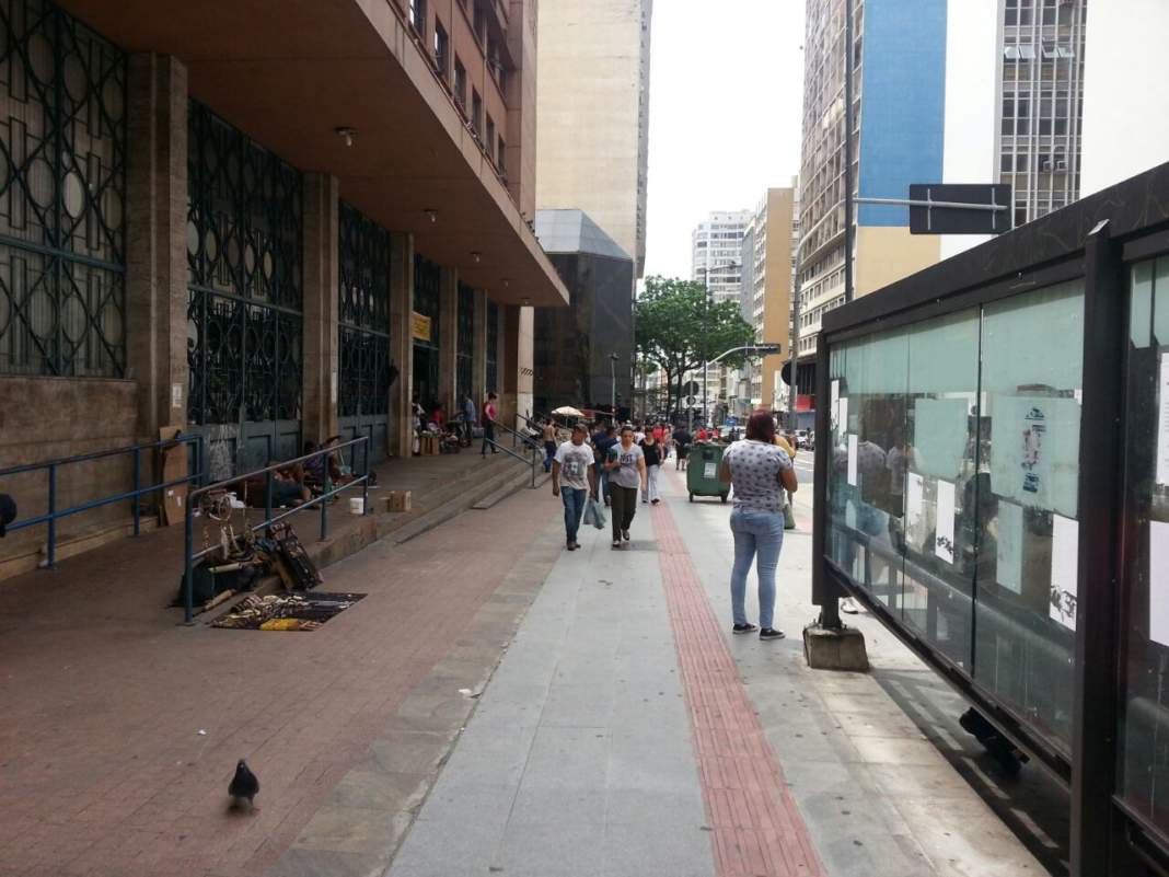 Escadaria dos Correios será fechada para proibir que moradores de rua durmam no local