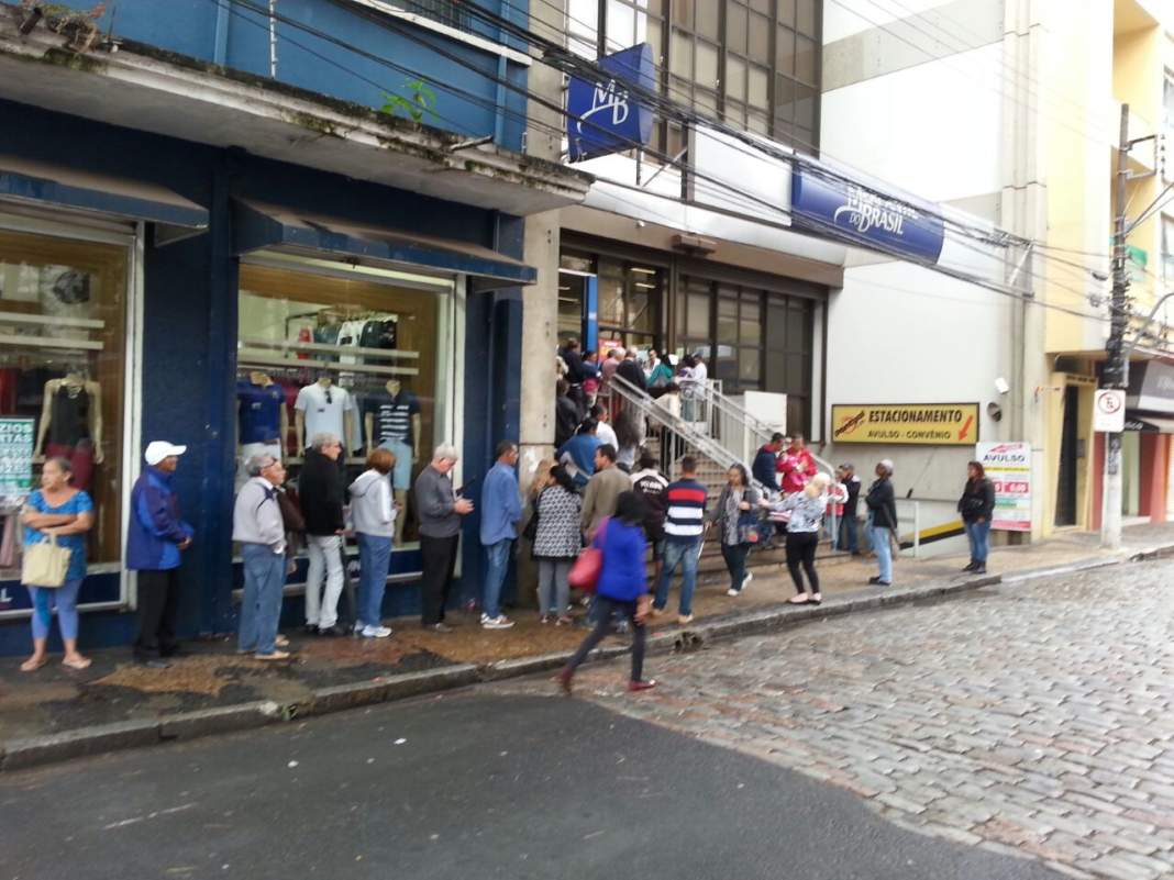 Procon afirma que está fiscalizando filas em bancos depois da greve da categoria